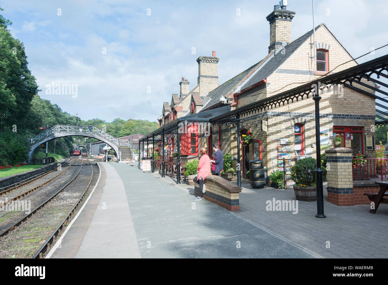 Un quasi deserte piattaforma alla stazione Haverthwaite sul lungolago e Patrimonio Haverthwaite Railway vicino a Ulverston, Cumbria, Regno Unito Foto Stock