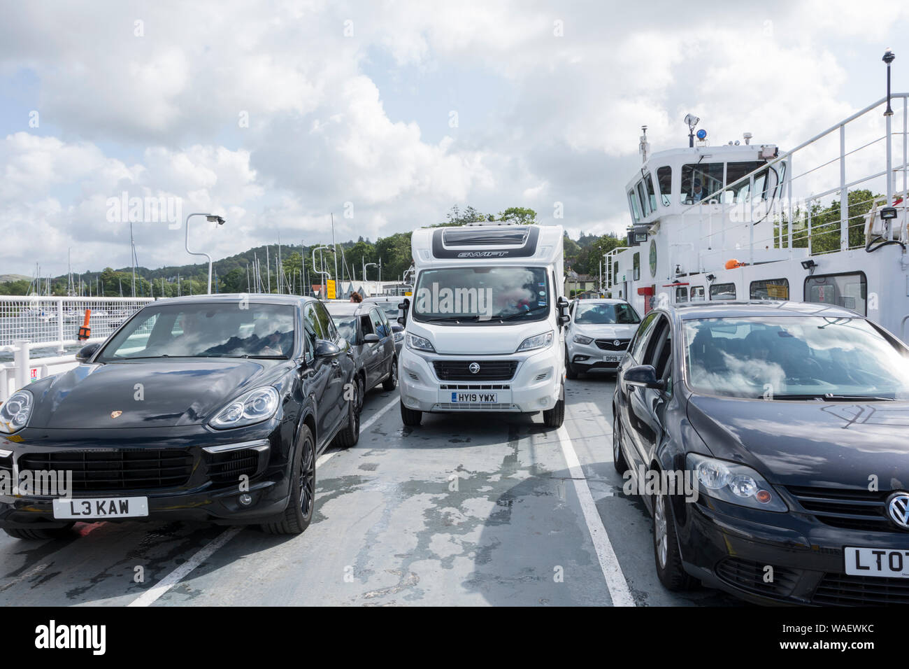 Automobili in attesa di sbarcare dal lago di Windermere traghetto per auto Foto Stock