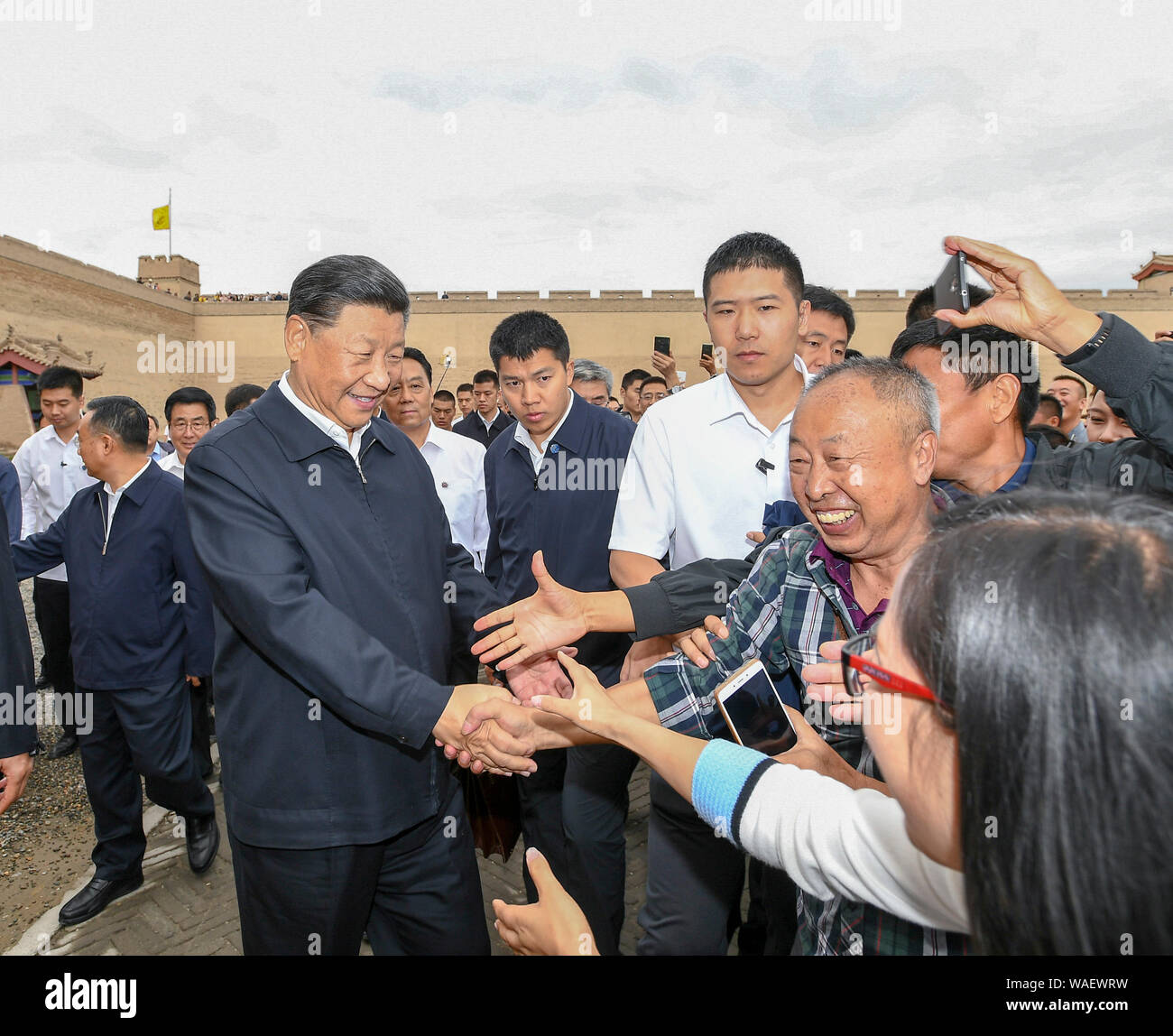 Jiayuguan, la Cina della provincia di Gansu. 20 agosto 2019. Il presidente cinese Xi Jinping, anche segretario generale del Partito Comunista della Cina Comitato Centrale e Presidente della Commissione militare centrale, visiti il Passo Jiayu, una famosa parte della Grande Muraglia in città Jiayuguan, durante la sua visita di ispezione della Cina nord-occidentale della provincia di Gansu, 20 Agosto, 2019. Xi anche ascoltato un introduzione al background storico e culturale della Grande Muraglia e passa nella Hexi Corridor, parte dell'antica Via della Seta nel nord ovest della Cina. Credito: Xie Huanchi/Xinhua/Alamy Live News Foto Stock