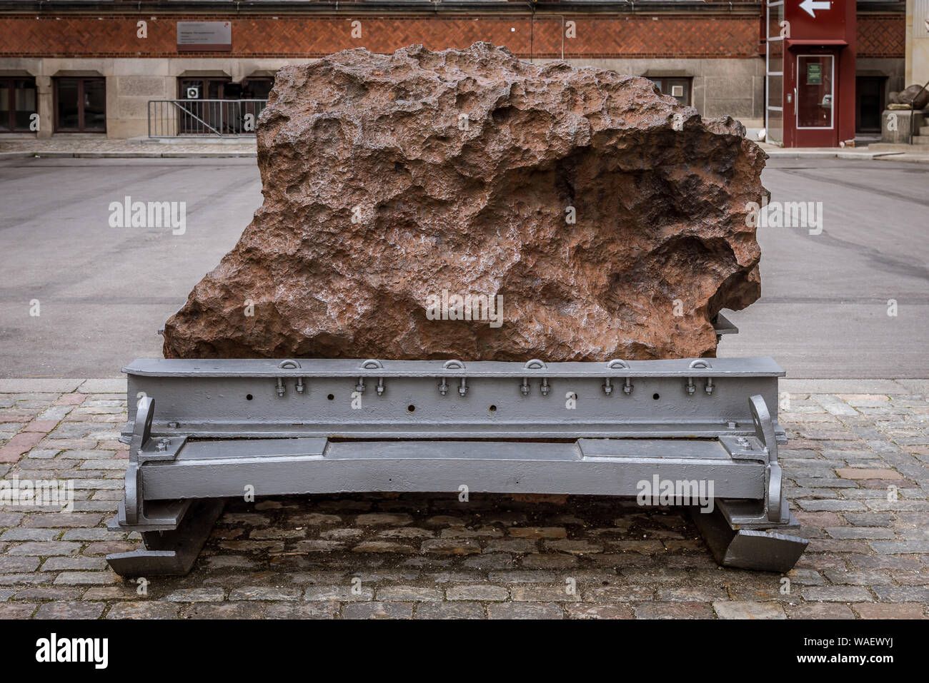 Agpalilik, meteorite ferroso di 20.000 kg al di fuori del Museo Geologico di Copenhagen, Danimarca, 16 agosto 2019 Foto Stock