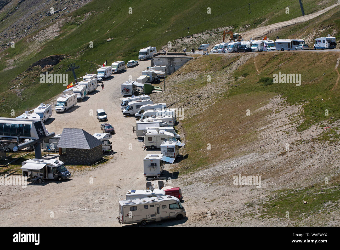 I camper parcheggiato al Col du Tourmalet Parco Nazionale dei Pirenei Francia luglio 2015 Foto Stock