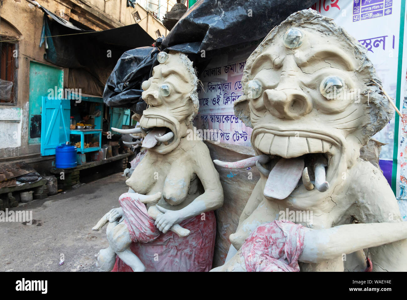 Idoli di argilla nelle sue fasi precoci a Kumartuli in Kolkata, India Foto Stock