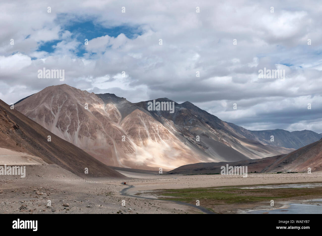 Le montagne vicino al lago Pangong, Ladakh, Jammu e Kashmir in India. Foto Stock