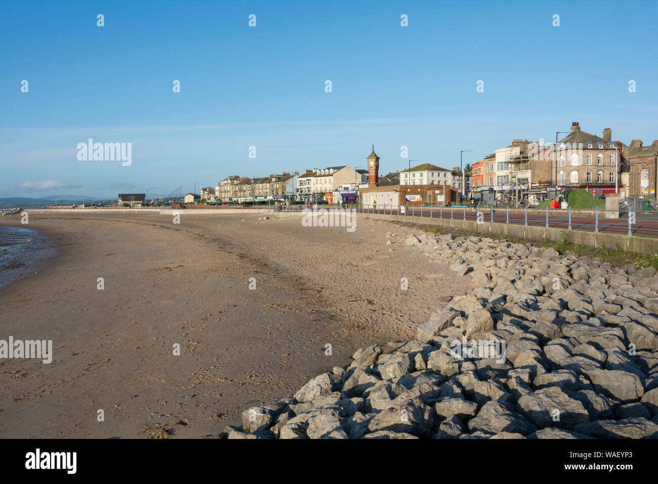 La torre dell'orologio e le sabbie di Morecambe Bay, Lancashire, Inghilterra, Regno Unito Foto Stock