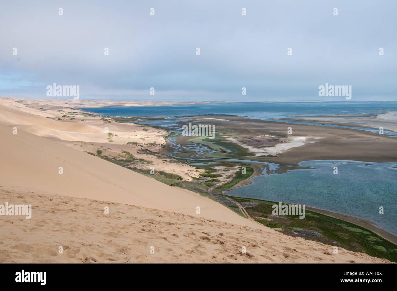 Guardando verso il basso sul porto di Sandwich in Namibia dalle dune al di sopra Foto Stock