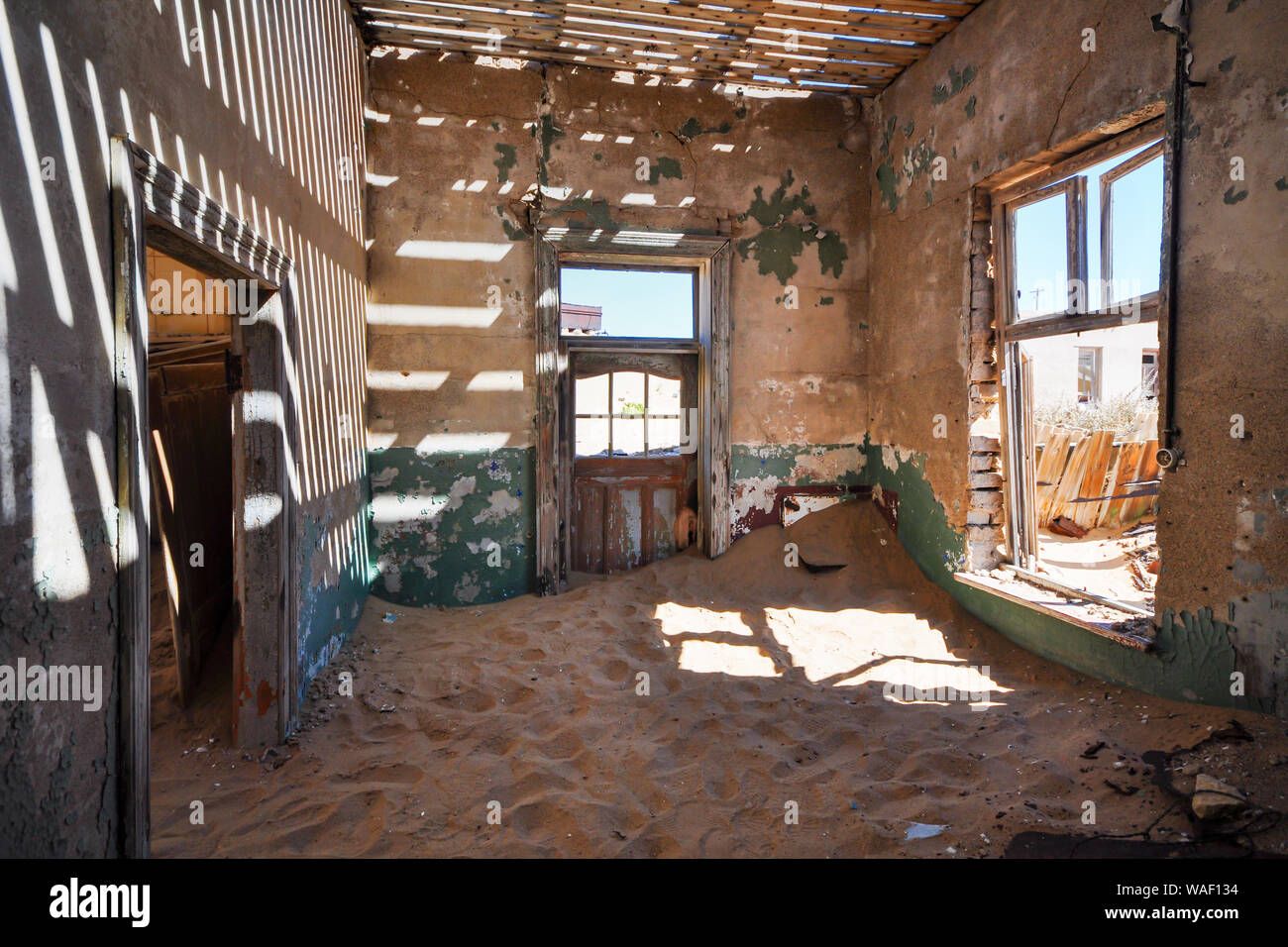 Il deserto recupera lentamente una casa abbandonati nella città fantasma di Kolmanskop, Namibia Foto Stock