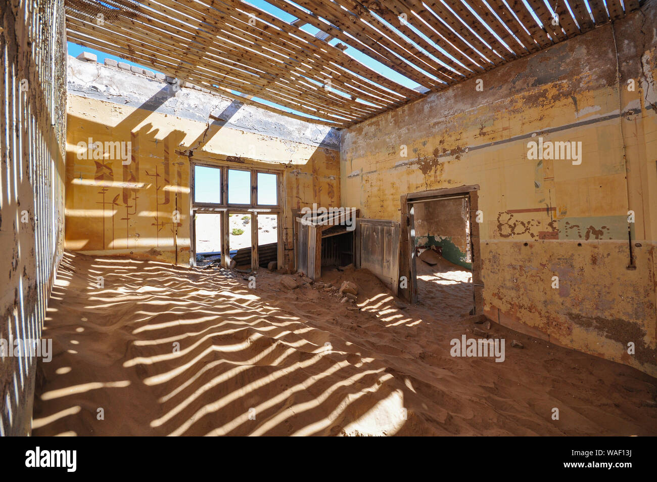Il deserto recupera lentamente una casa abbandonati nella città fantasma di Kolmanskop, Namibia Foto Stock