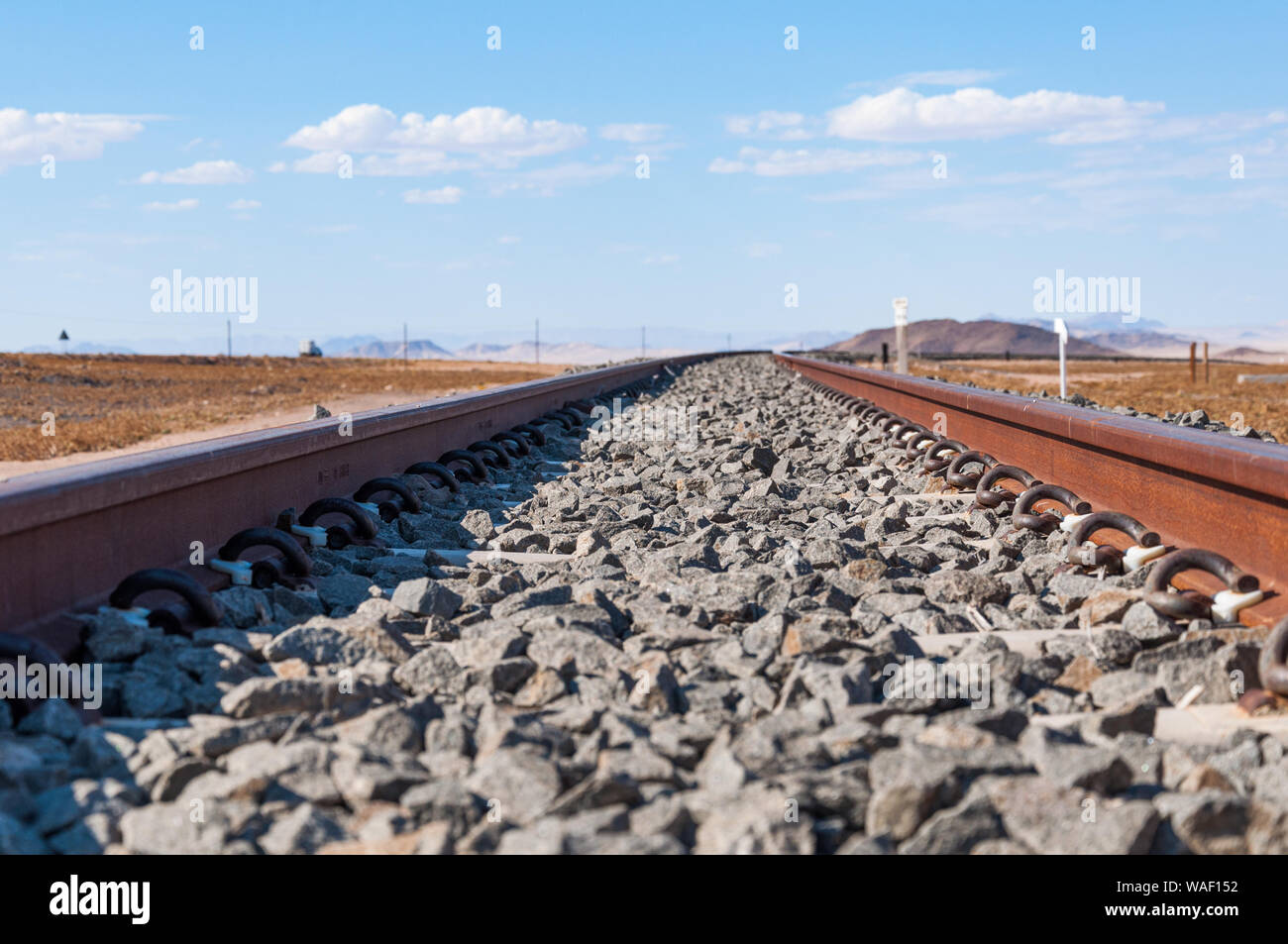 Un basso livello di vista della Trasmissione Namib linee ferroviarie a Haalenberg in Namibia Foto Stock