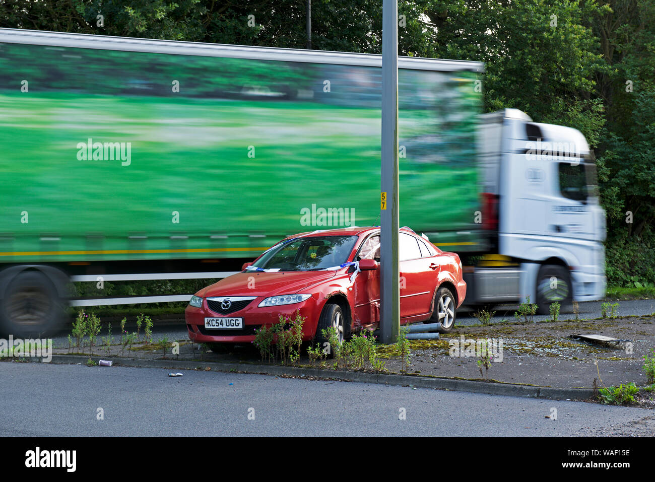 Furto di auto, si è schiantato e abbandonata, England Regno Unito Foto Stock