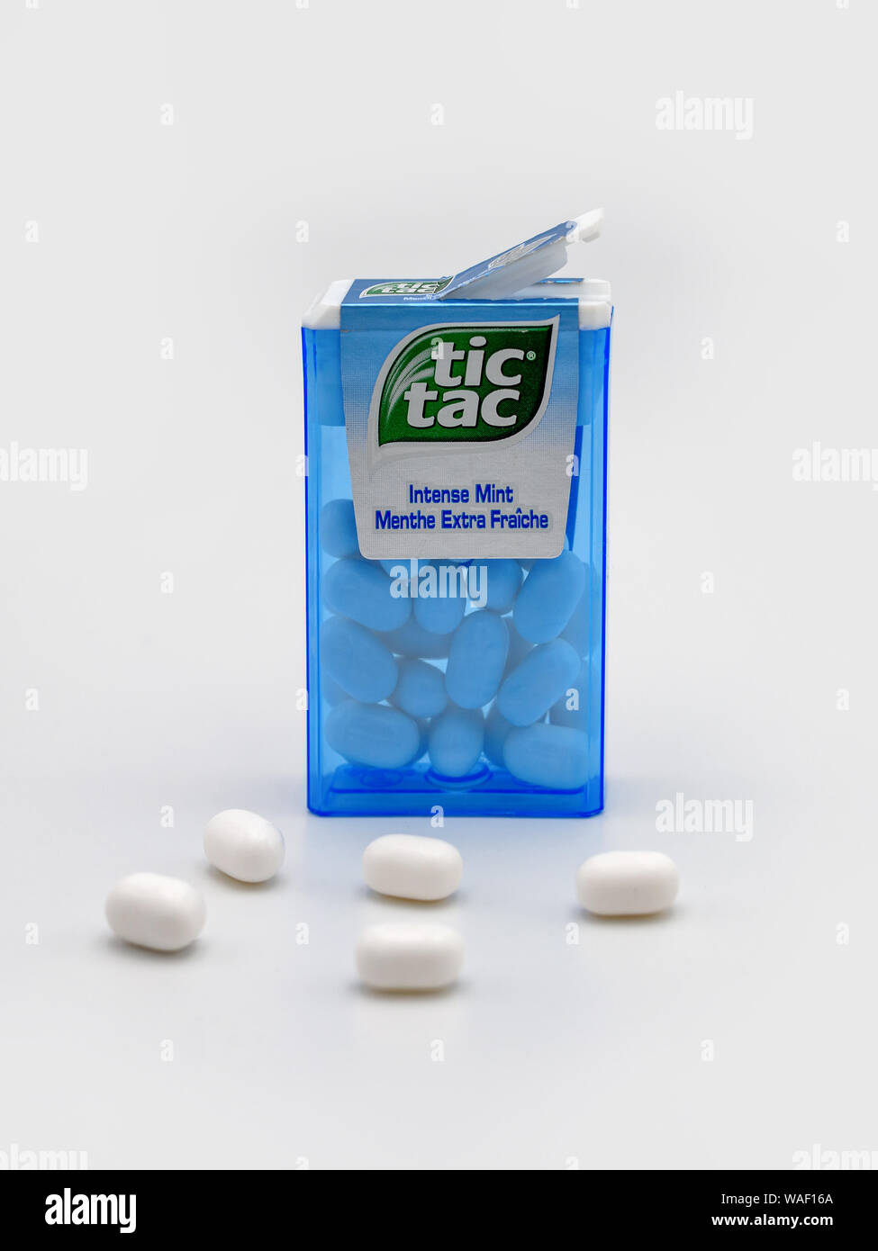 Parigi, Francia - Agosto 19, 2019: TICTAC Menta intenso ('Menthe Fraîche Extra' sul francese di imballaggi) con cinque dischi conia sparsi nel foregroun Foto Stock