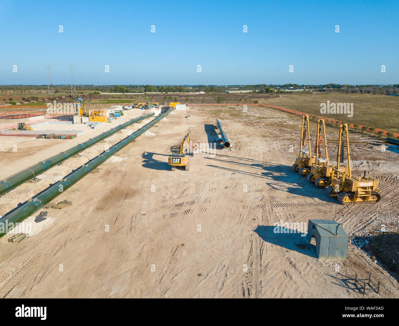 Vista aerea costruzione della Trans Adriatic Pipeline - toccare nel sud della Puglia, Italia. La pipeline inizia dal Mar Caspio e raggiunge la costa o Foto Stock