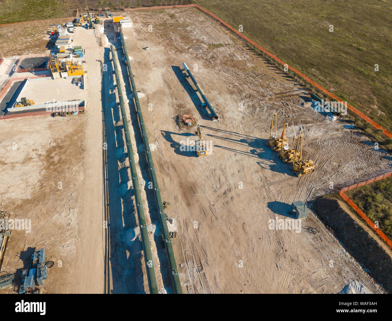 Vista aerea costruzione della Trans Adriatic Pipeline - toccare nel sud della Puglia, Italia. La pipeline inizia dal Mar Caspio e raggiunge la costa o Foto Stock