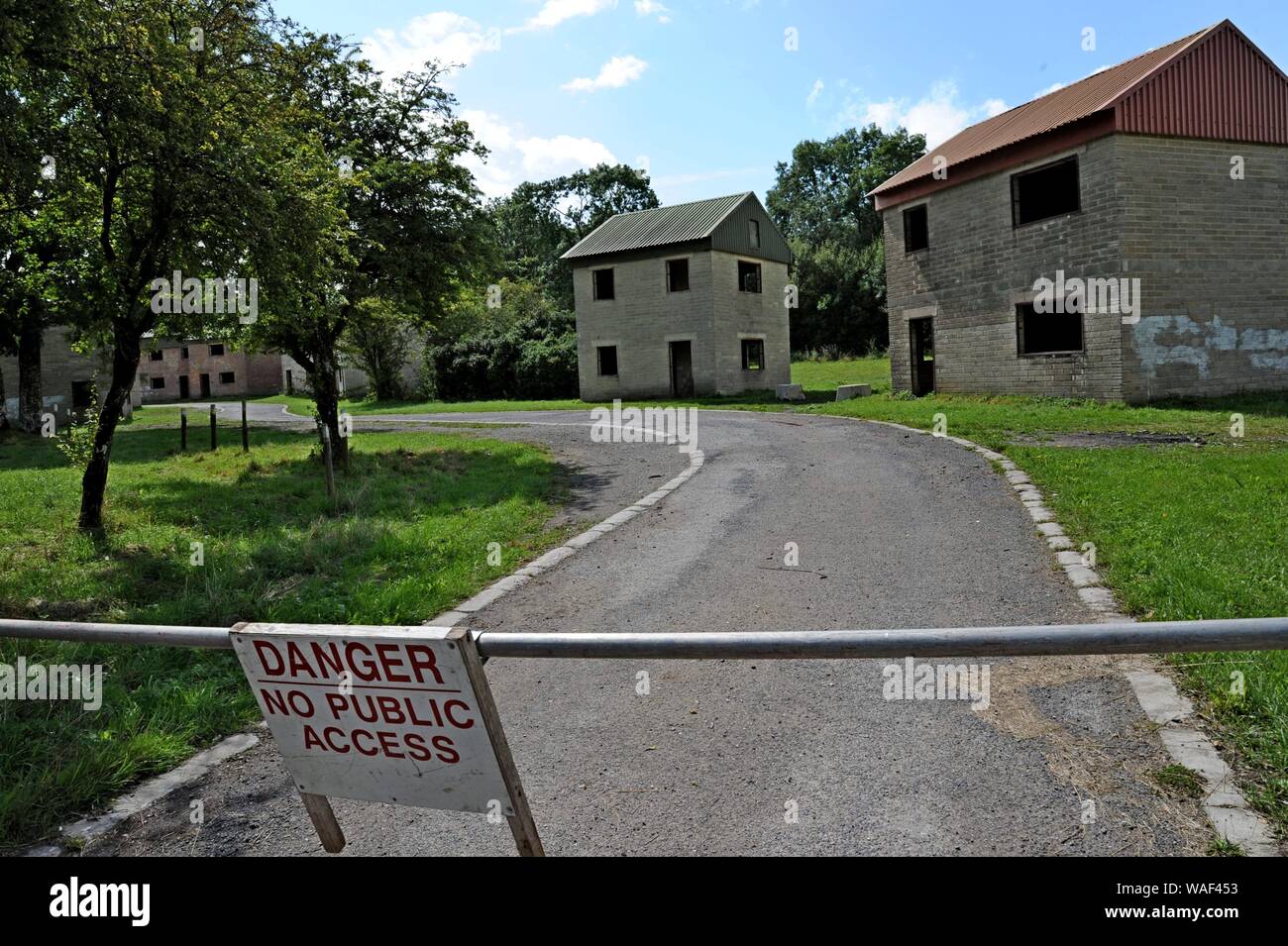 La guerriglia urbana area formazione a Imber su Salisbury Plain durante l annuale Imber chiesa aperta al giorno, 17 agosto 2019 Foto Stock