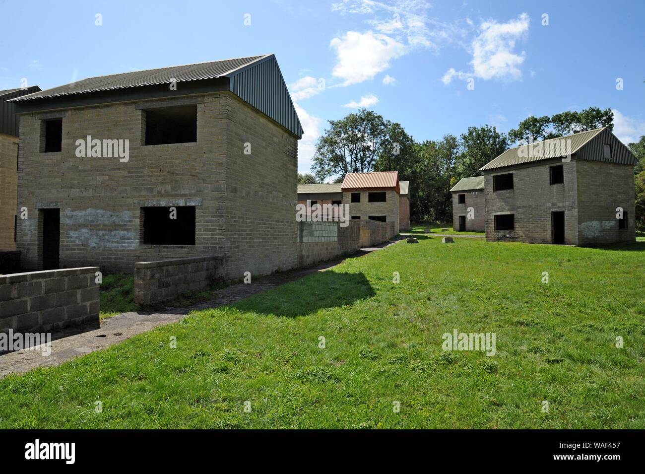 La guerriglia urbana area formazione a Imber su Salisbury Plain durante l annuale Imber chiesa aperta al giorno, 17 agosto 2019 Foto Stock