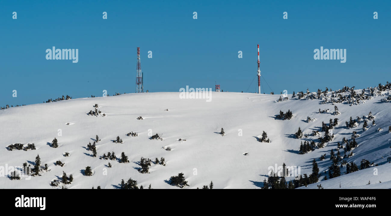 Velka luka e Krizava da Veterne hill in Lucanska Mala Fatra montagne in Slovacchia durante la giornata invernale con cielo chiaro Foto Stock