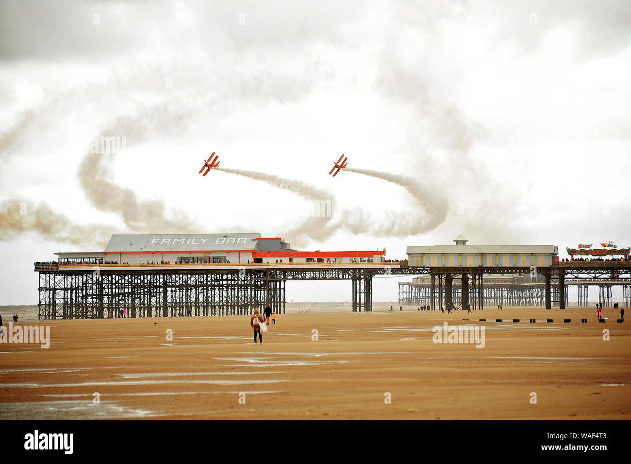 Wing walkers sul biplani volando sul molo centrale durante il Blackpool air show 2019 Foto Stock