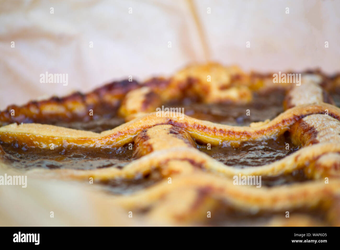 In casa le prugne crostata: italiano tradizionale torta al forno, rustico versione di open crostata di frutta Foto Stock