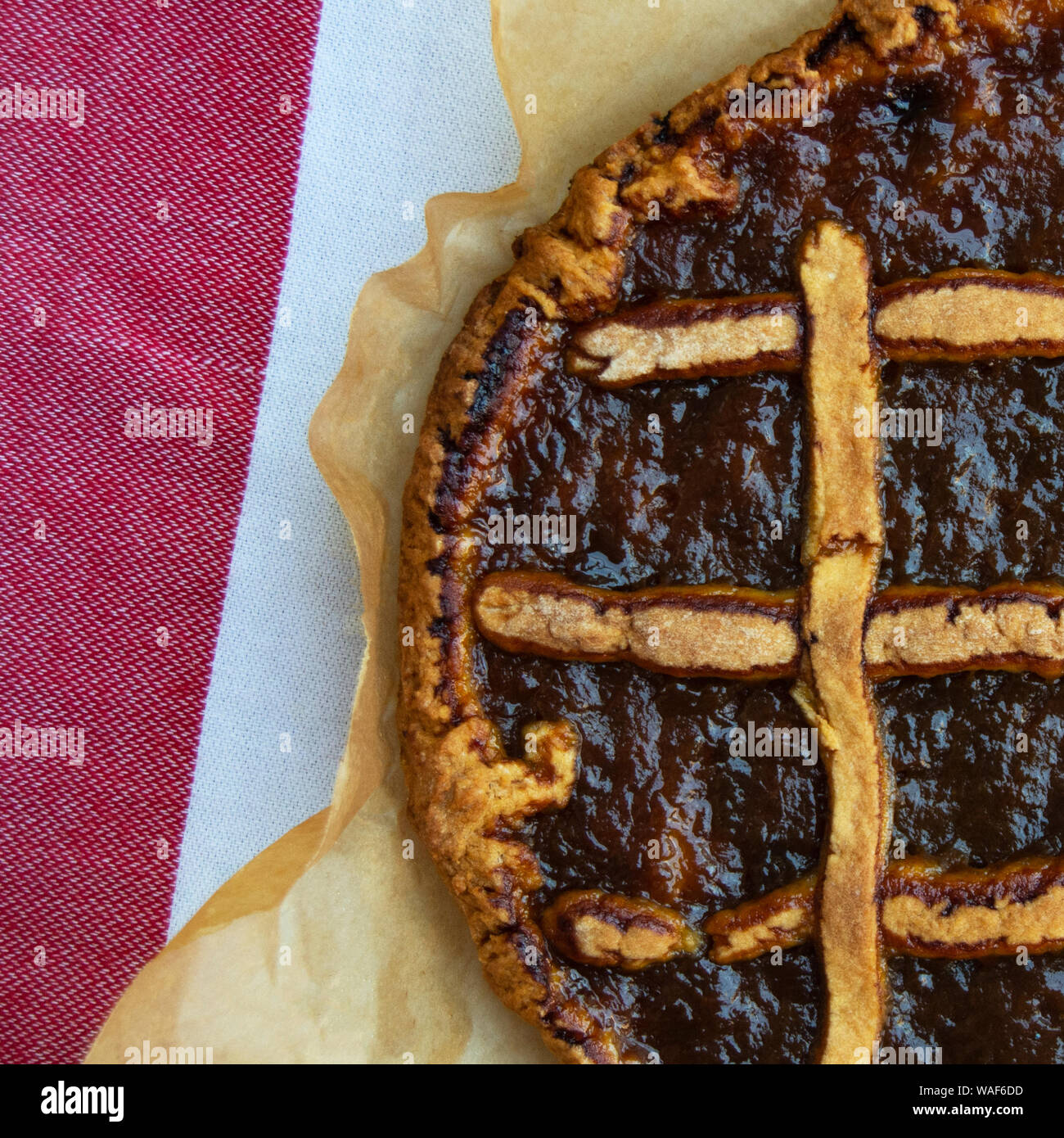 In casa le prugne crostata: italiano tradizionale torta al forno, rustico versione di open crostata di frutta Foto Stock