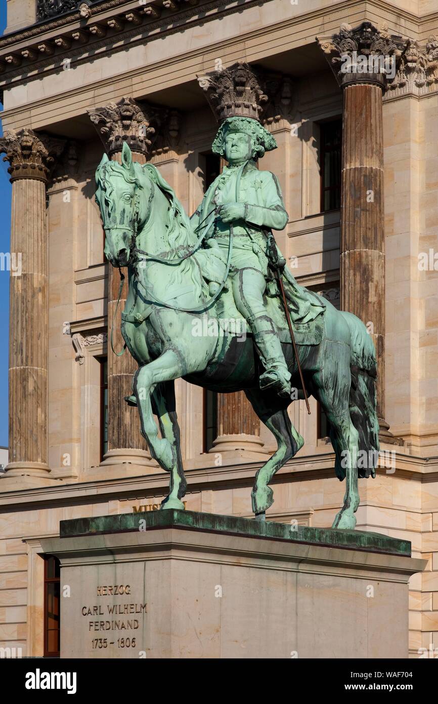 Il duca Carlo Guglielmo Ferdinando monumento nella parte anteriore del castello di Braunschweig, Braunschweig, Bassa Sassonia, Germania Foto Stock
