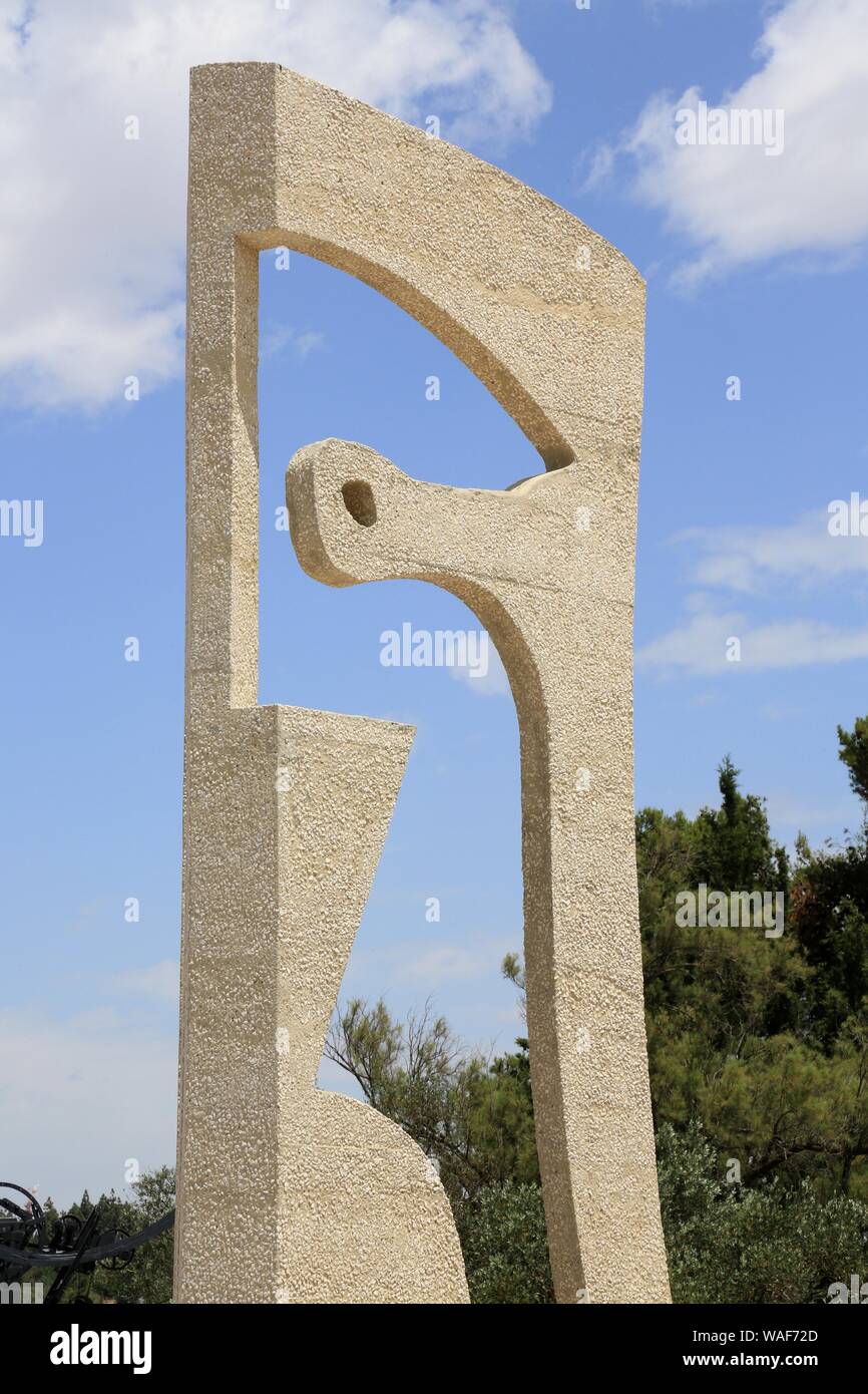 "Tête de Jacqueline'. Sculture en béton de 6 mètres de haut, réalisée par Carl Nesjar en 1967 dans le Jardin du Musée d'arte d'Israël à Jérusalem. Foto Stock