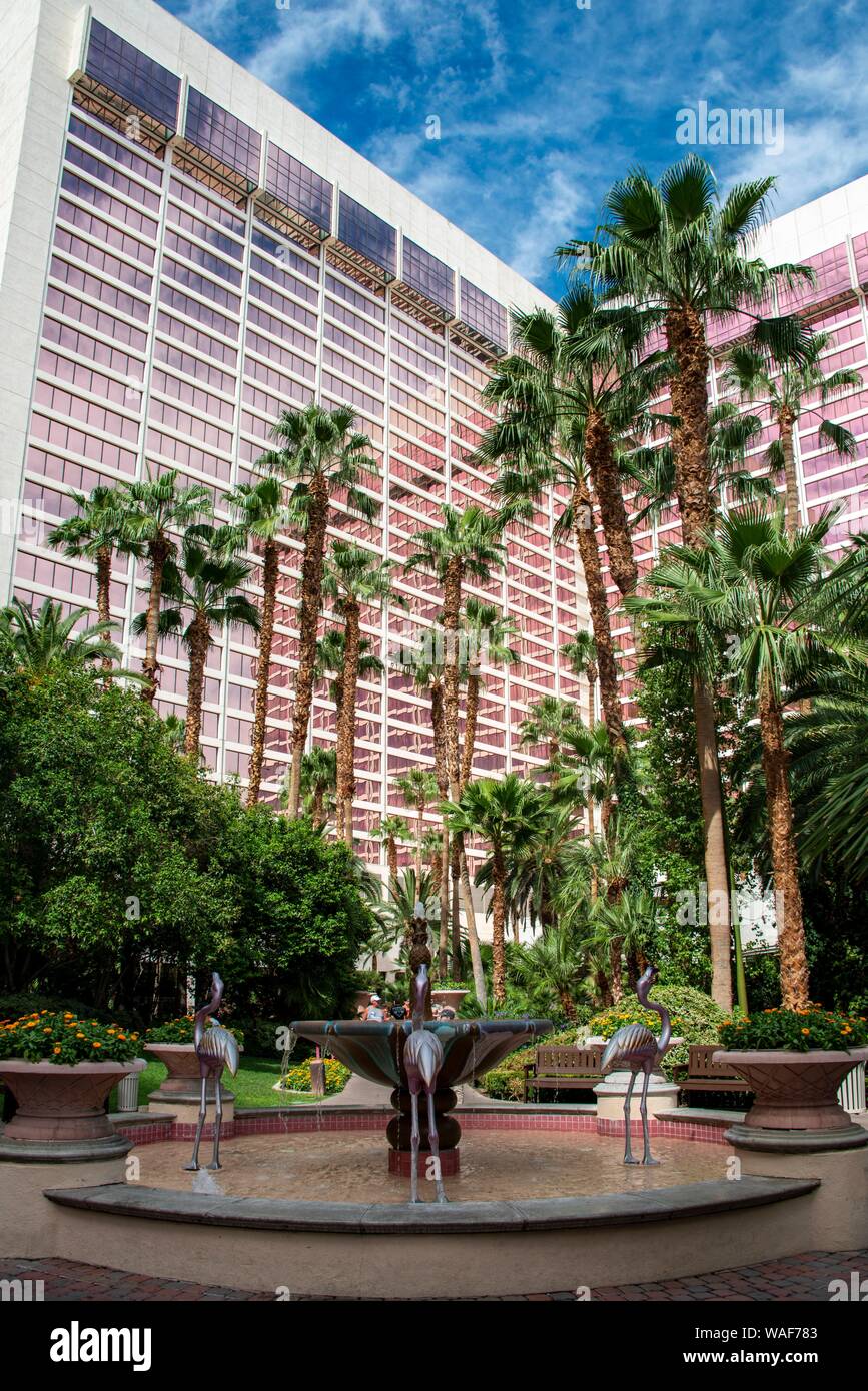 Fontana con flamingo figure nel cortile dell'Hotel Flamingo, Las Vegas, Nevada, STATI UNITI D'AMERICA Foto Stock