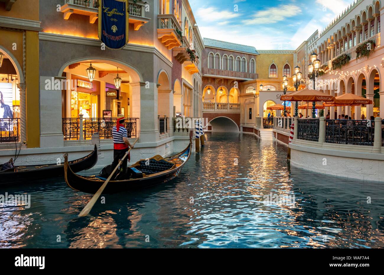Replica Venezia veneziano, le gondole del Canal, Grand Canal, il Canal Grande, sotto il cielo artificiale, Venetian Resort Hotel Casino, Las Vegas Strip, Las Foto Stock