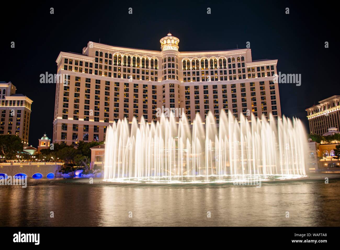 Spettacolo di Luci e fontane, la fontana di fronte all'Hotel Bellagio, night shot, hotel di lusso a Las Vegas Strip di Las Vegas Boulevard, Las Vegas Foto Stock