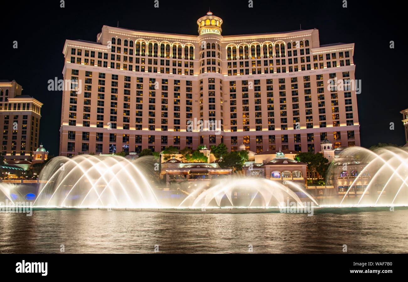 Spettacolo di Luci e fontane, la fontana di fronte all'Hotel Bellagio, night shot, hotel di lusso a Las Vegas Strip di Las Vegas Boulevard, Las Vegas Foto Stock