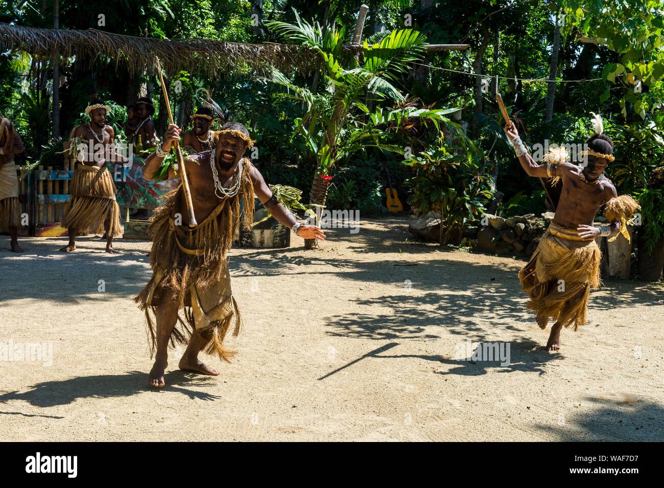 Gli uomini la pratica di una tradizionale cerimonia di guerra, Ekasup villaggio culturale, Efate, Vanuatu Foto Stock