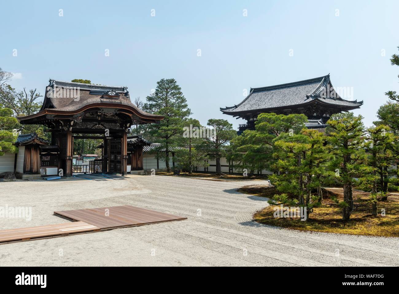 Ninna-ji Goti, giardino Zen, equo ghiaia e giardino con cancello di ingresso, Kyoto, Giappone Foto Stock
