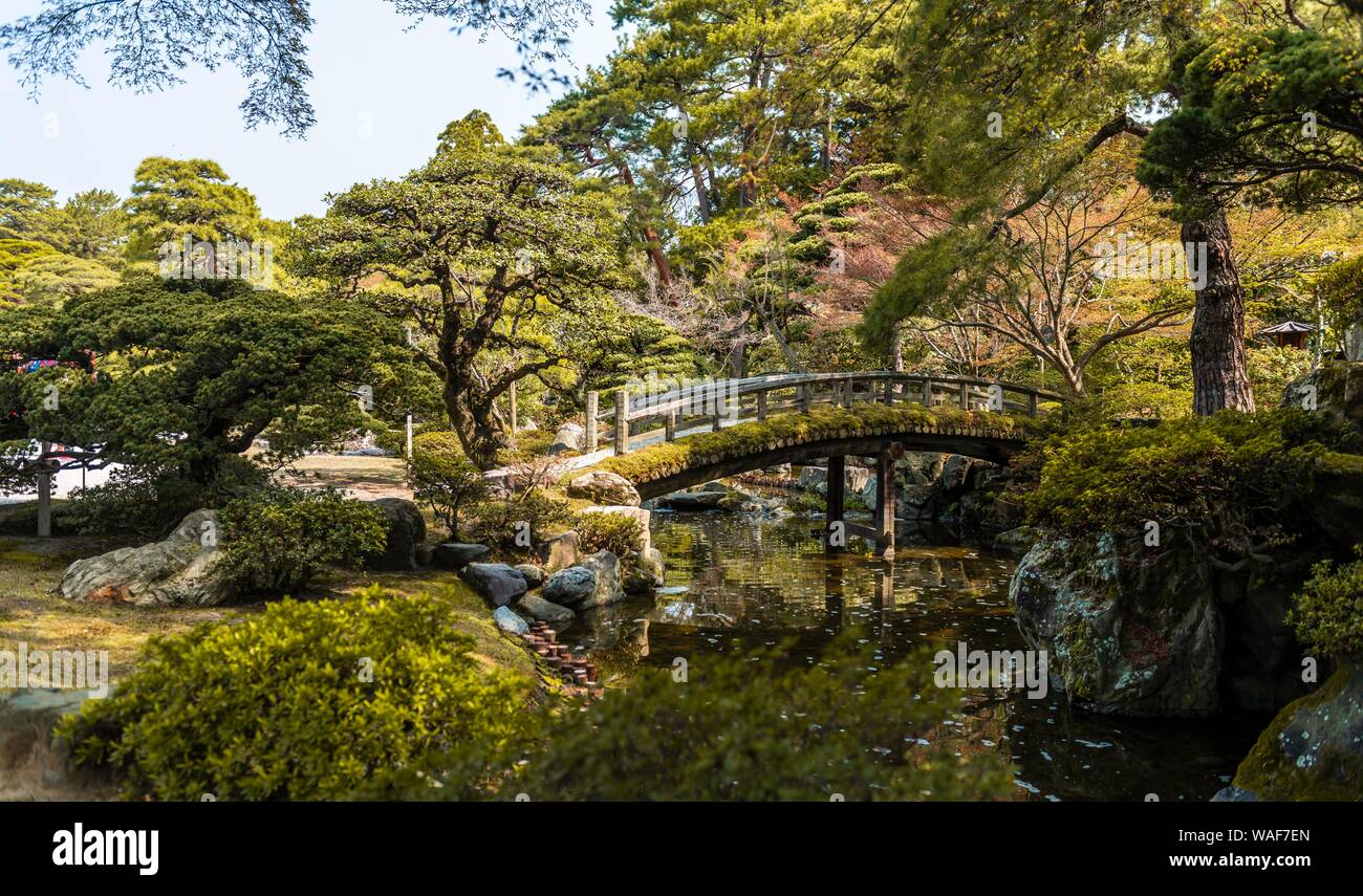 Giardino, giardino con ponte, il Palazzo Imperiale di Kyoto Gyoen, Kyoto, Giappone Foto Stock