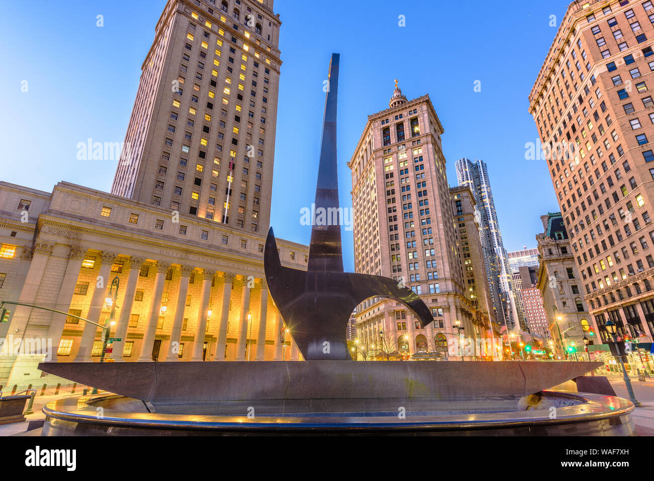 NEW YORK CITY - Novembre 11, 2016: Il trionfo dello spirito umano la scultura a Foley Square nel centro civico quartiere di Lower Manhattan. Foto Stock