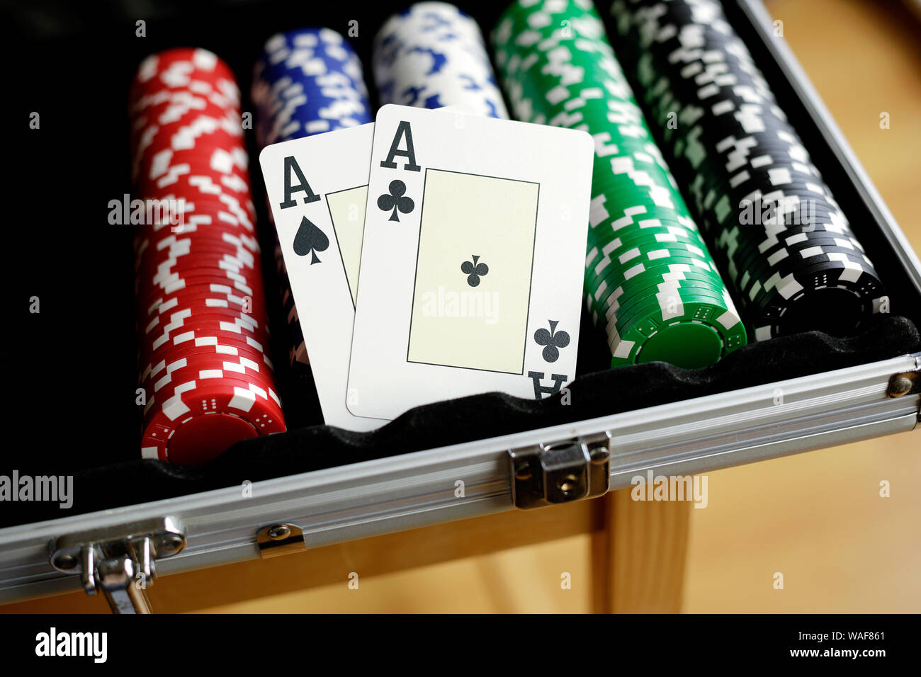 Coppia di assi carte da gioco in cima al vassoio di chip di poker Foto Stock