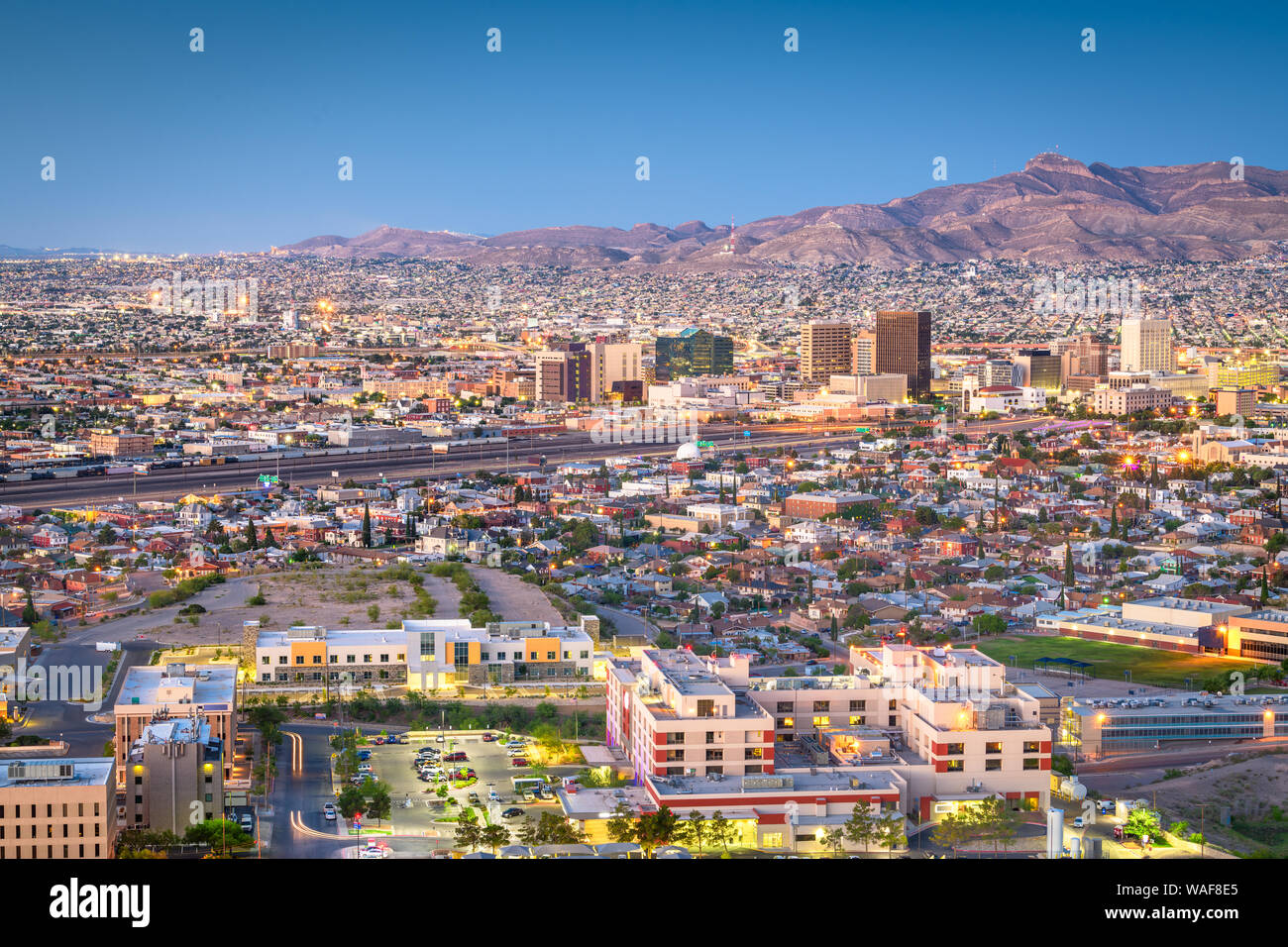 El Paso, Texas, Stati Uniti d'America downtown skyline della città al crepuscolo. Foto Stock