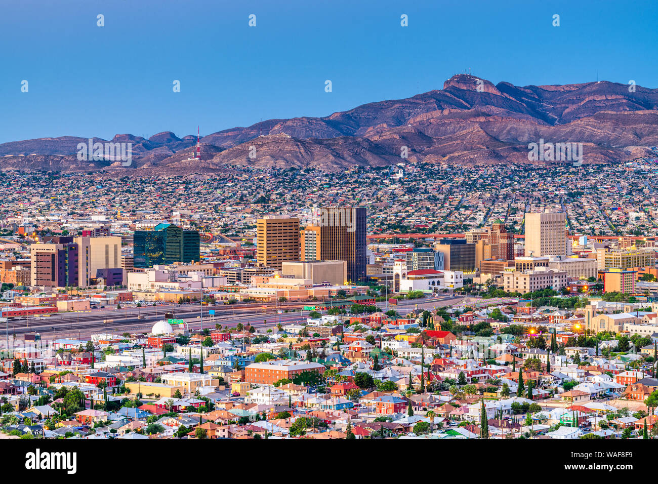 El Paso, Texas, Stati Uniti d'America downtown skyline della città al crepuscolo. Foto Stock