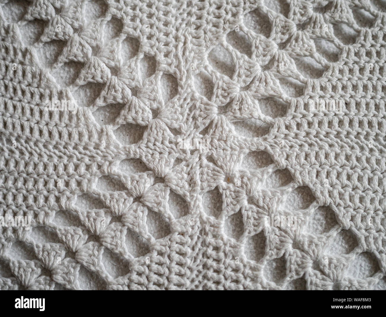 Forma di croce, dettaglio di un cotone bianco crochet fatti a mano coperta Foto Stock