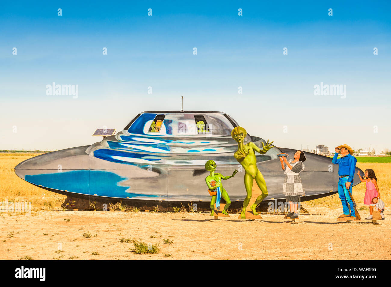 ROSWELL, NEW MEXICO - Giugno 23, 2019: segno di benvenuto nella periferia di Roswell raffigurante un alieno incontro. Roswell è noto per l'UFO di incidente Foto Stock