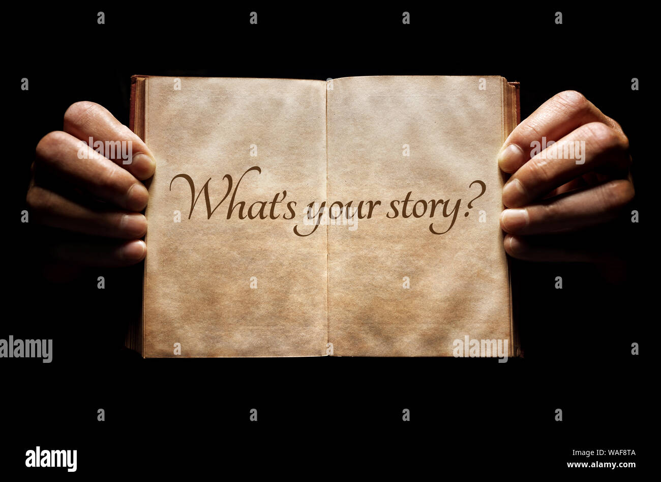 Qual è la vostra storia? Mani un libro aperto di messaggi in background Foto Stock