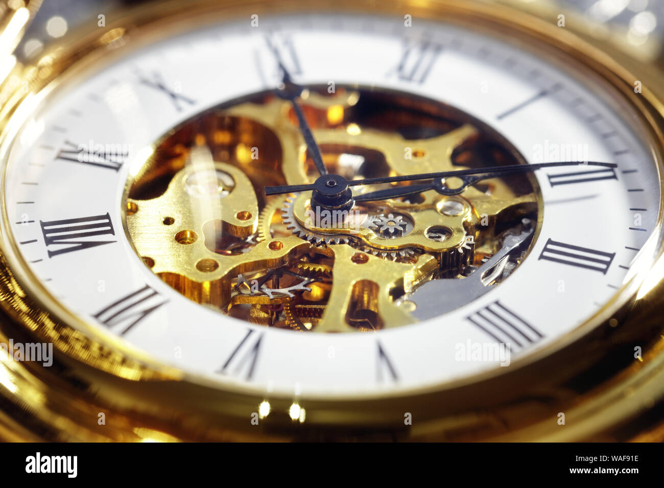 Oro vintage orologio da tasca vicino la nozione di tempo Foto Stock