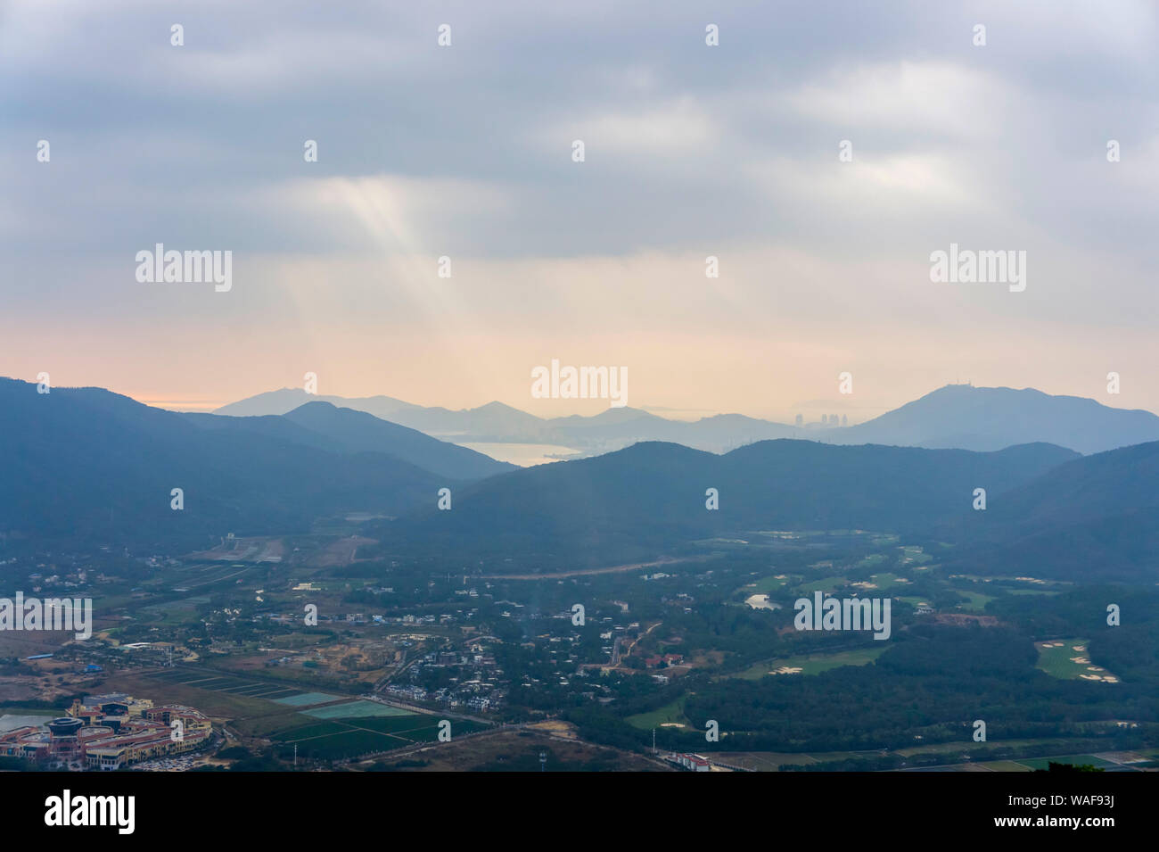 Raggi Del Sole Attraverso Le Nuvole. Vista della Baia di Sanya dal Tropical Paradise Forest Park. Hainan Cina Foto Stock