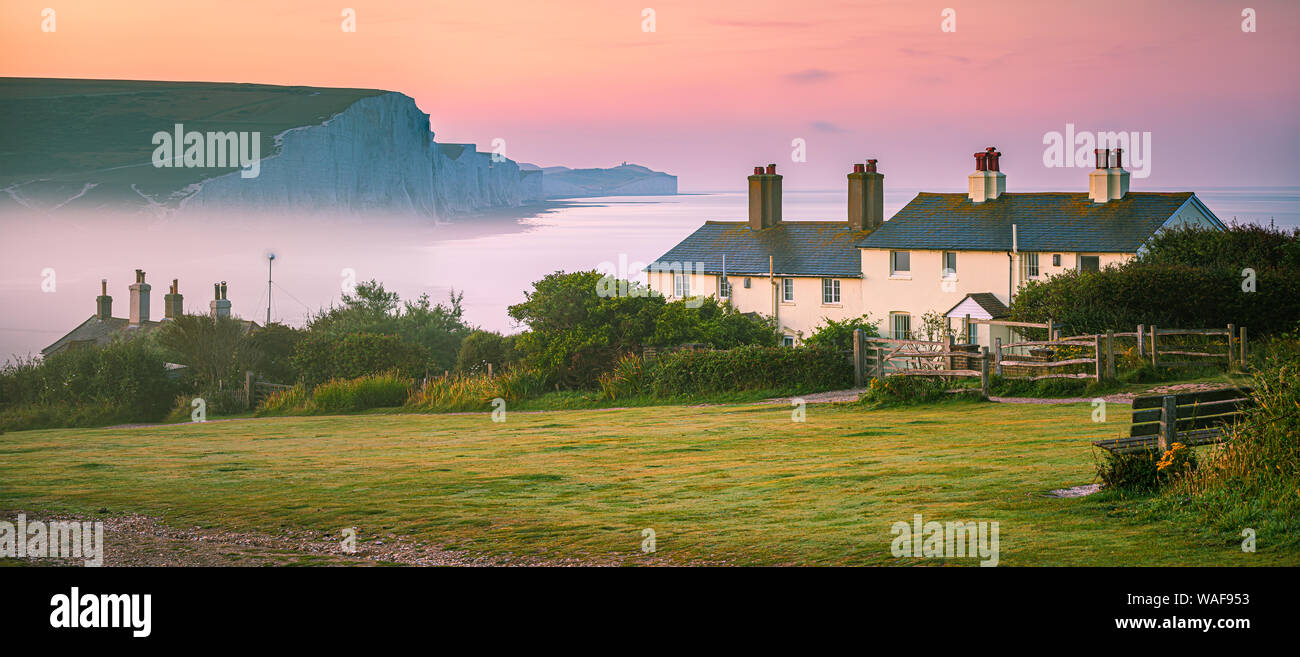 Sunrise a Cuckmere Haven e le sette sorelle a Seaford Capo Riserva Naturale, East Sussex, Inghilterra Foto Stock