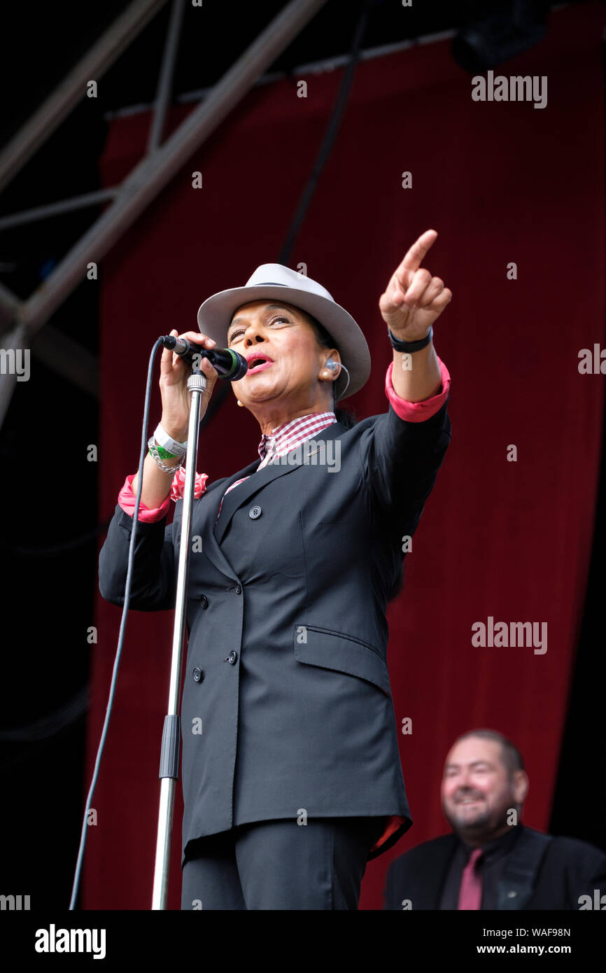 Pauline nero del Selecter effettuando in corrispondenza di Weyfest music festival, Tilford, Surrey, Regno Unito. Agosto 17, 2019 Foto Stock