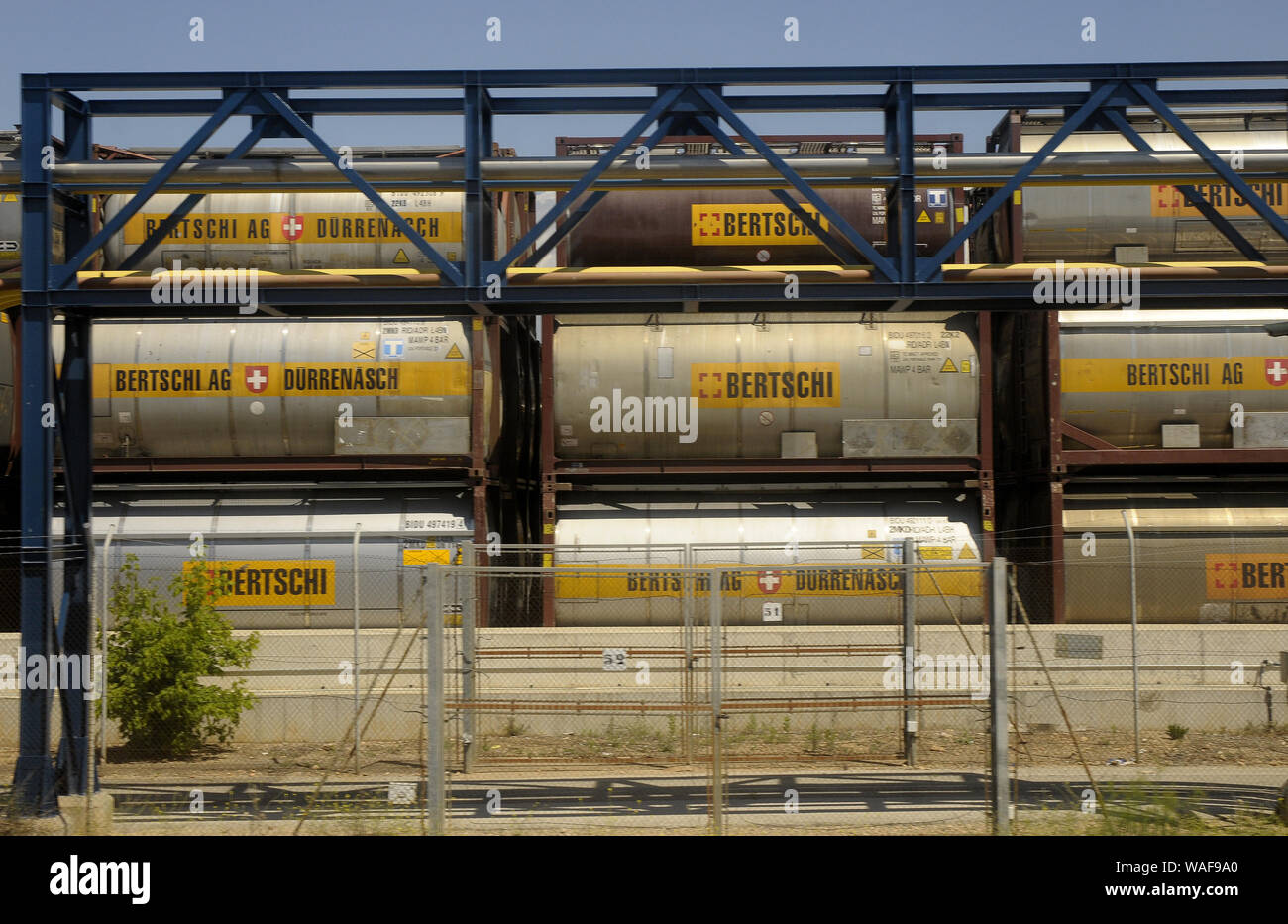 Contenitore di stoccaggio dei serbatoi di liquidi svizzera PRODOTTI SVIZZERI EXPORT IMPORT costa mediterranea comunicazione trasporto MATERIE PRIME QUESTIONI DI LIQUIDO Foto Stock