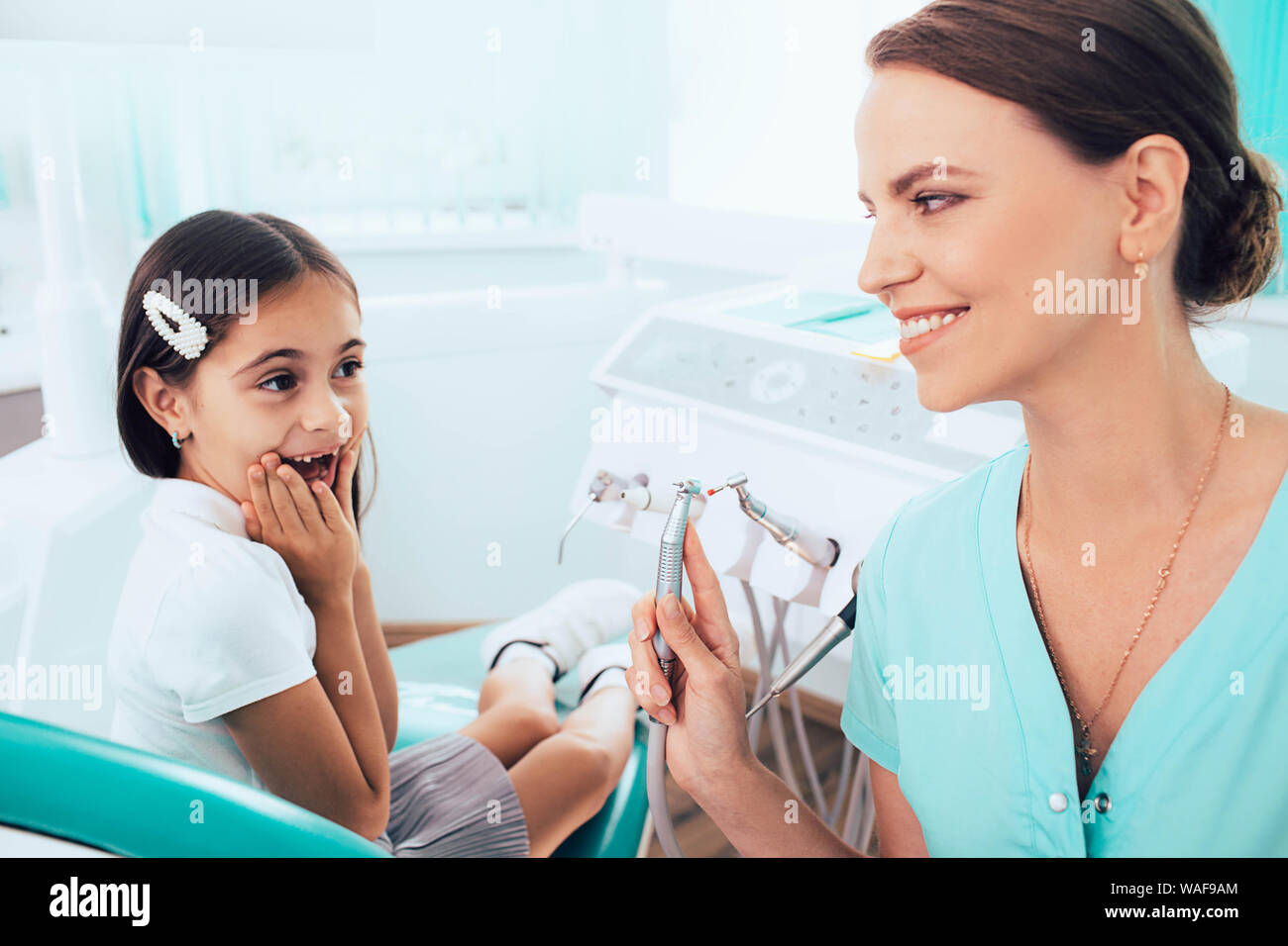 Dentista pediatrico con il suo piccolo paziente avente il divertimento a dental clinic Foto Stock