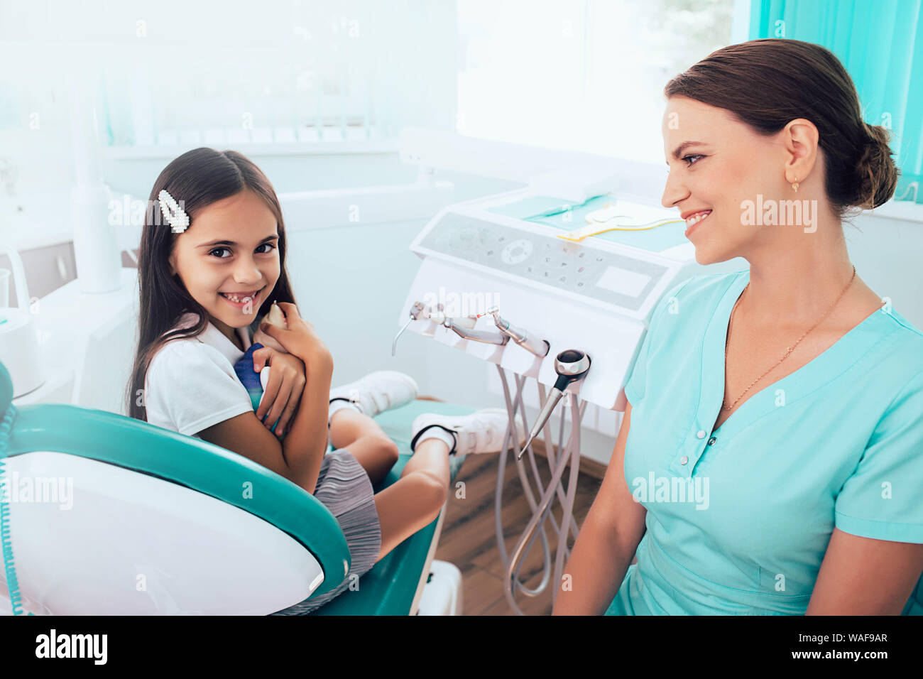 Bambino felice con il suo Dentista pediatrico a dental clinic Foto Stock