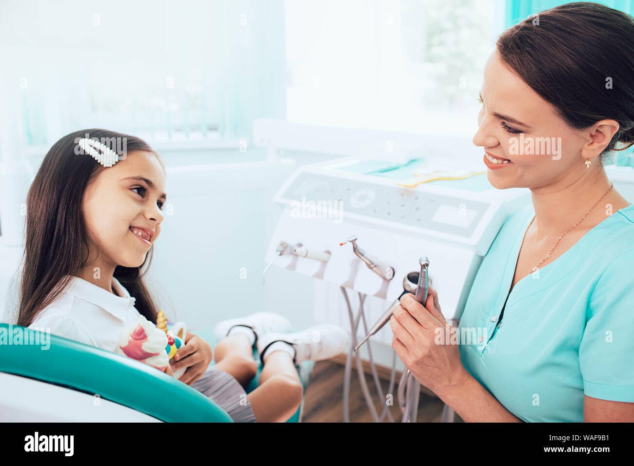 Dentista pediatrico con il suo piccolo paziente presso la clinica dentale Foto Stock