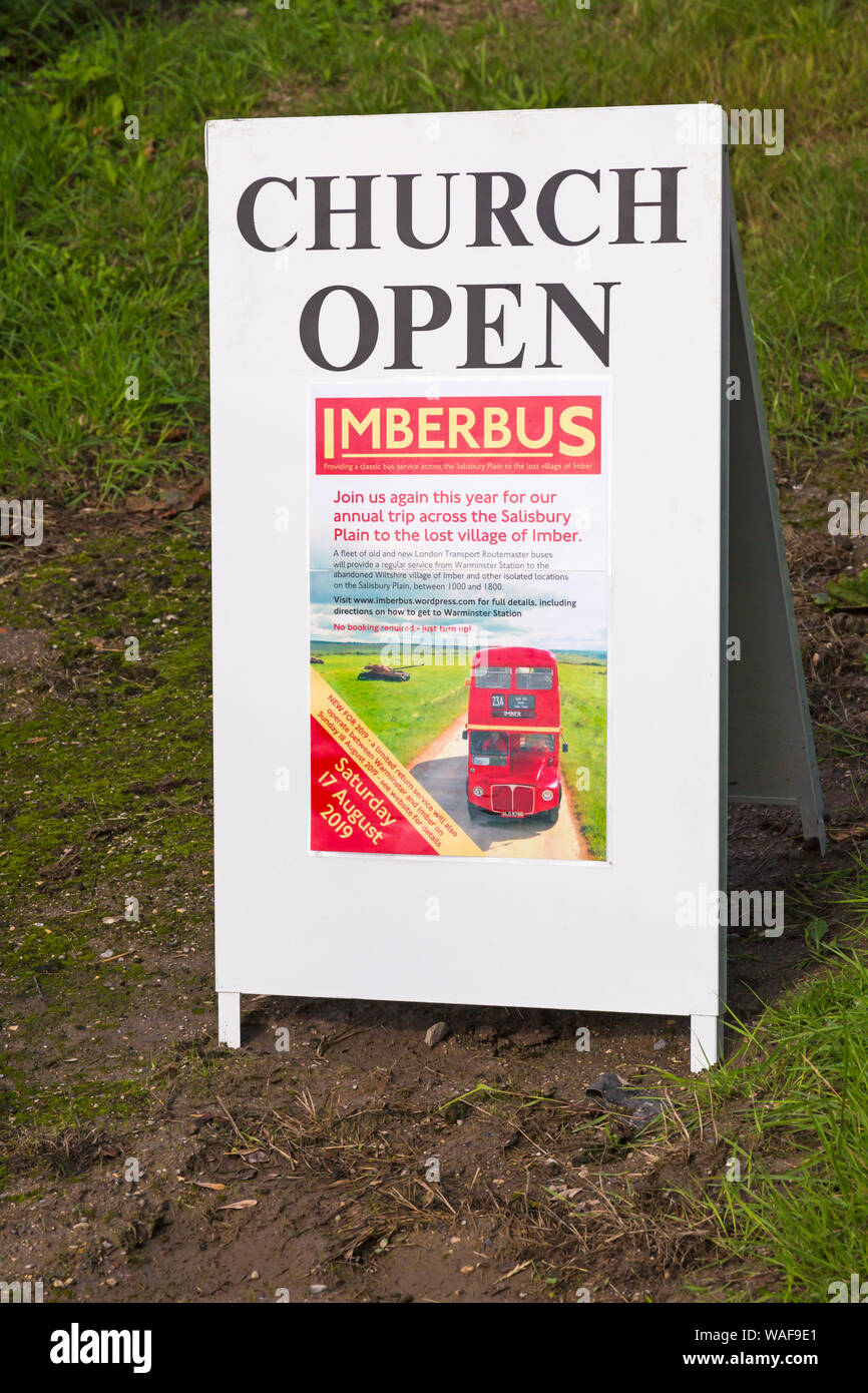 Open day per i visitatori di vedere il deserto villaggio fantasma di Imber su Salisbury Plain, WILTSHIRE REGNO UNITO nel mese di agosto - chiesa aperta Imberbus segno Foto Stock