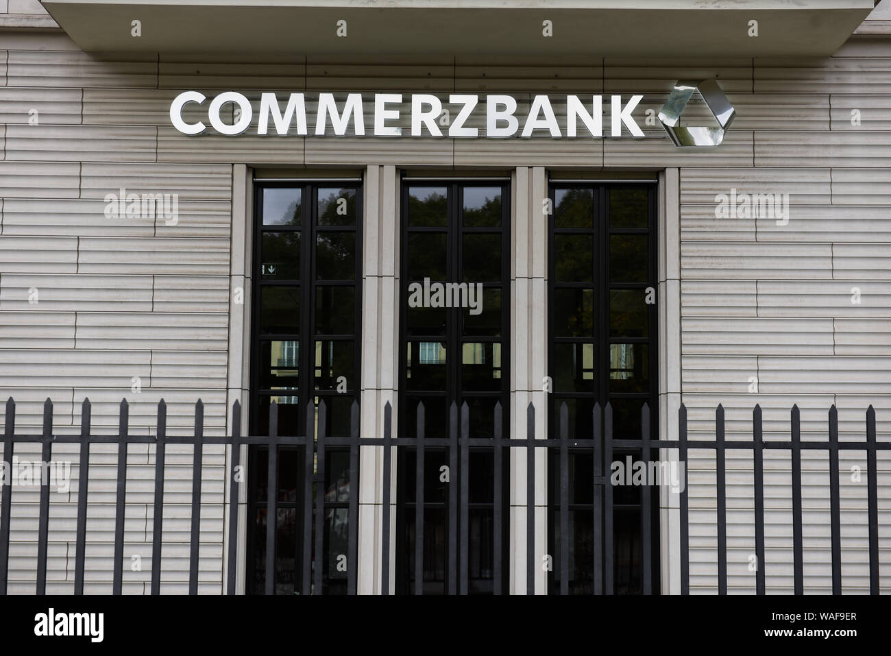 Berlino, Germania. 16 Ago, 2019. Un Commerz bank visto nel centro della città di Berlino. Credito: Omar Marques/SOPA Immagini/ZUMA filo/Alamy Live News Foto Stock