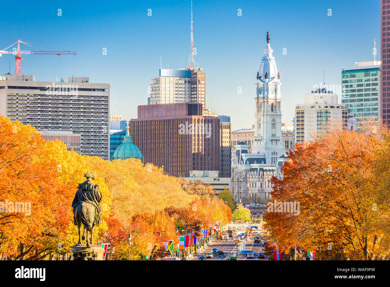 Philadelphia, Pennsylvania, USA in autunno si affaccia su Benjamin Franklin Parkway. Foto Stock