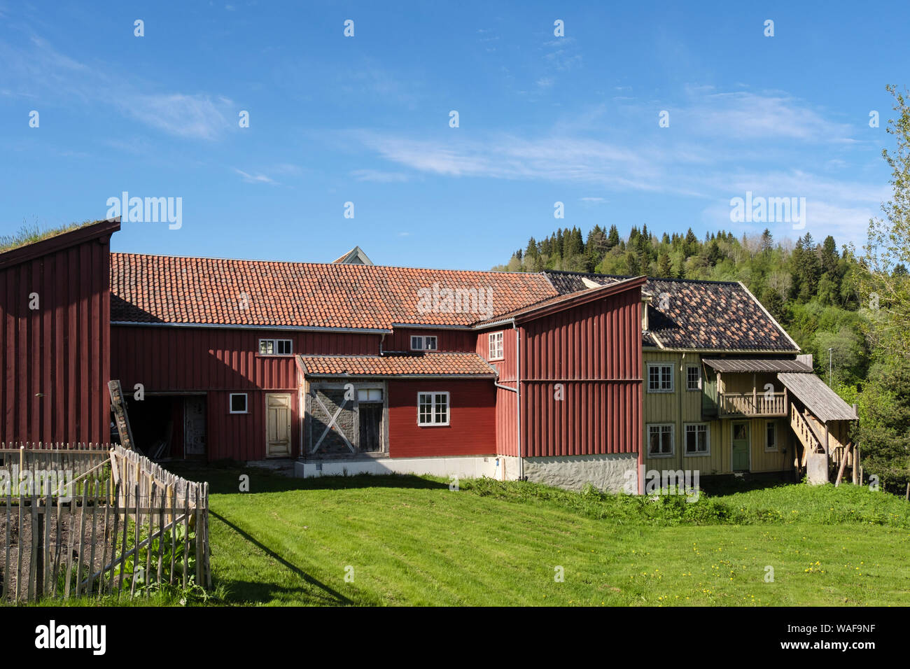 Tradizionale antica cascina rosso fattoria a Sverresborg Trøndelag Folk Museum. Trondheim, Sør-Trøndelag, Norvegia e Scandinavia Foto Stock